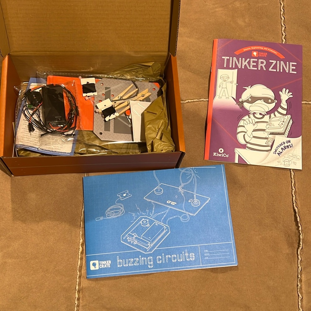 KiwiCo Buzzing Circuits Kit - Blue and Purple